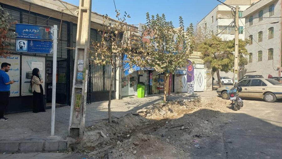 اجرای عملیات جدول‌گذاری و پیاده‌روسازی در کوی ولی‌عصر و دولت‌آباد