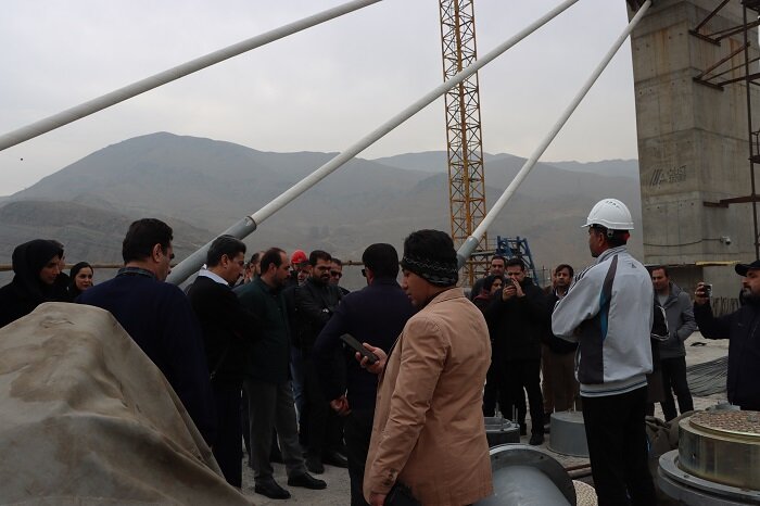 بازدید هیئتی از مدیران و کارشناسان منطقه ۶ از پل b۱
