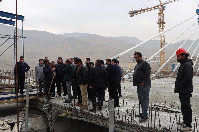 بازدید هیئتی از مدیران و کارشناسان منطقه ۶ از پل b۱