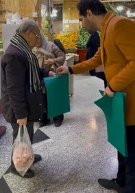 کیسه‌های پارچه‌ای در بازار روزهای کرج توزیع شد + فیلم