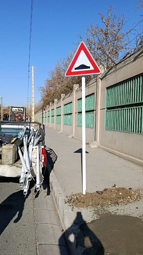 نصب علائم ترافیکی و ایمنسازی معابر در منطقه ۷ شهرداری کرج