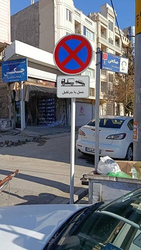 نصب علائم ترافیکی و ایمنسازی معابر در منطقه ۷ شهرداری کرج