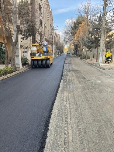 تداوم عملیات بهسازی و روکش آسفالت معابر در منطقه ۷ شهرداری کرج