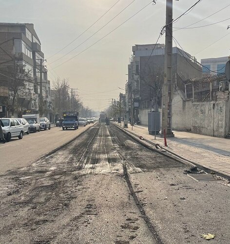 تداوم عملیات بهسازی و روکش آسفالت معابر در منطقه ۷ شهرداری کرج