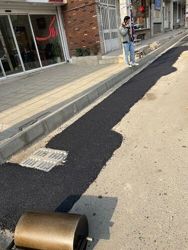 تداوم عملیات بهسازی و روکش آسفالت معابر در منطقه ۷ شهرداری کرج