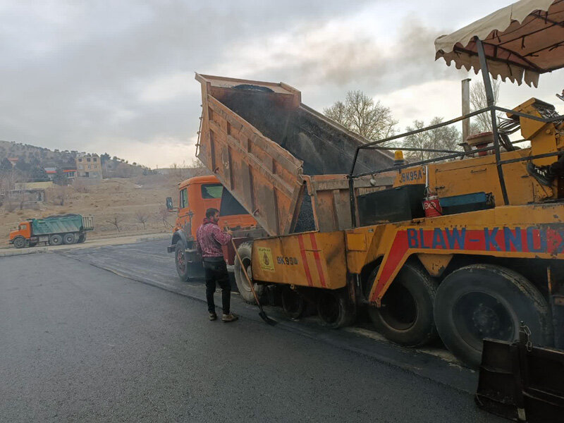 عملیات روکش مکانیزه آسفالت پارکینگ پروژه پارکرود اجرا شد