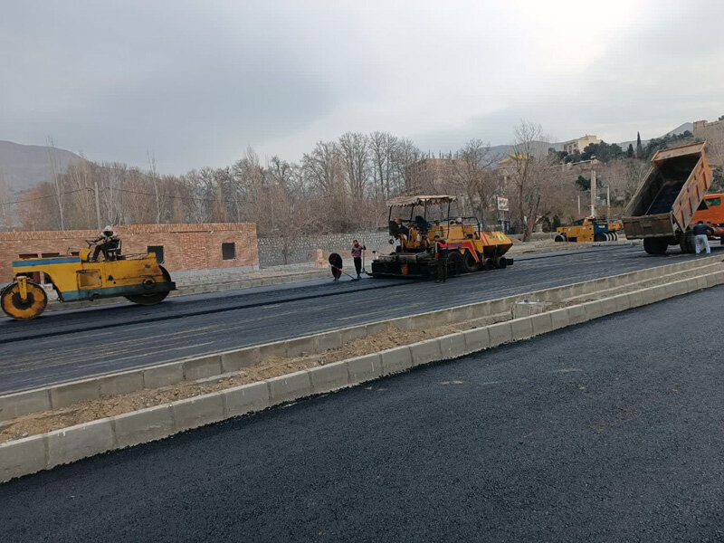 عملیات روکش مکانیزه آسفالت پارکینگ پروژه پارکرود اجرا شد