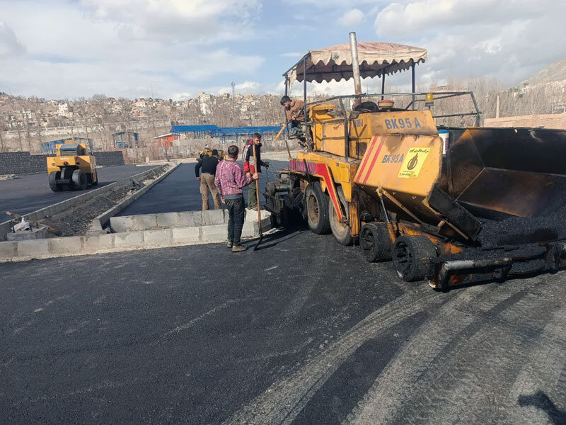 عملیات روکش مکانیزه آسفالت پارکینگ پروژه پارکرود اجرا شد