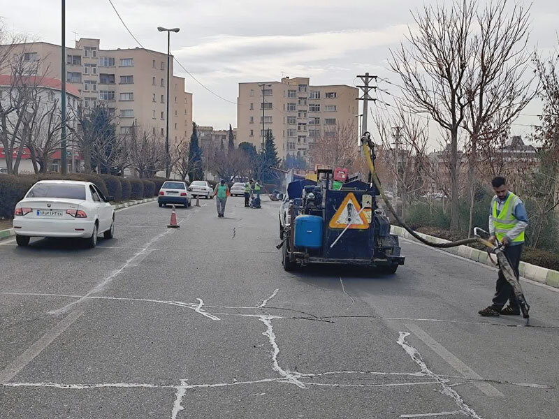 پروژه ترمیم و درزگیری معابر سطح شهر کرج آغاز شد