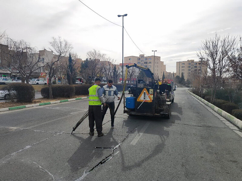 پروژه ترمیم و درزگیری معابر سطح شهر کرج آغاز شد