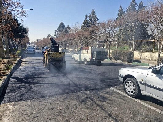 ادامه عملیات لکهگیری آسفالت معابر فرعی و اصلی در منطقه ۷