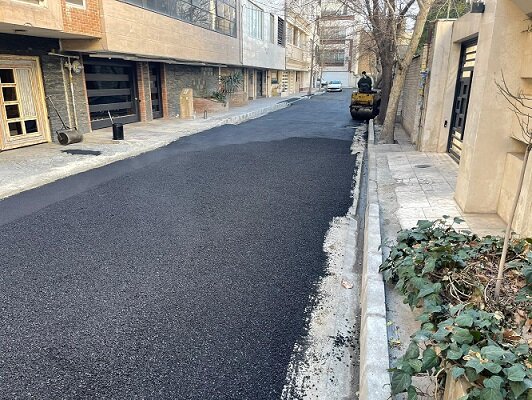 ادامه عملیات لکه‌گیری آسفالت معابر فرعی و اصلی در منطقه ۷