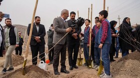 با کاشت نهال در روز طبیعت، علاقه به میهن و محیط زیست را به نمایش می گذاریم