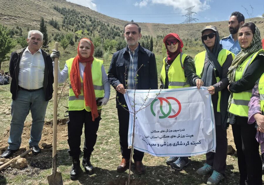 غرس درختان مثمر در باغستان کرج به یاد قائد شهید/ سمنها پیشرو در تمدنسازی