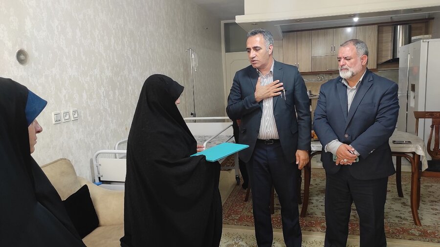 تجدید میثاق با خانواده شهدای مدافع شهر؛ دیدار مدیر منطقه ۱ کرج با خانواده شهیدان دکامی و رستمی