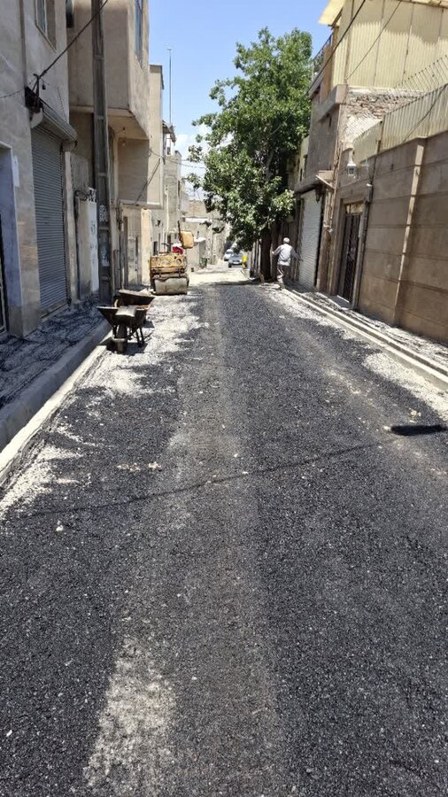 تداوم بهسازی زیرساخت‌های شهری در اسلام‌آباد؛ اجرای ۴۰۰ متر جدول‌گذاری و ۲۶۰ تن آسفالت در اسلام آباد