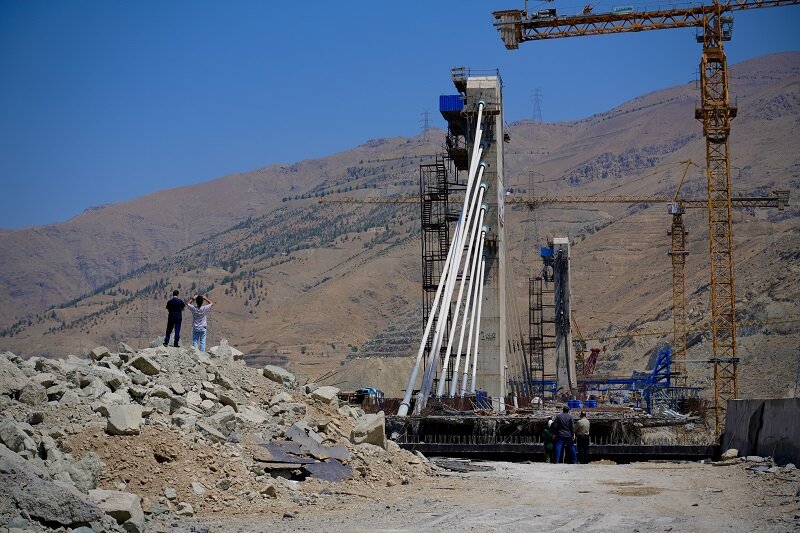 بازدید هیئتی از خبرنگاران ارمنستان و روسیه از پل شهید رئیسی (b1)