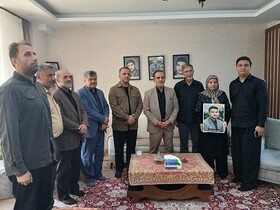 دیدار مدیر منطقه ۸ با خانواده معظم شهید جواد ایزدی