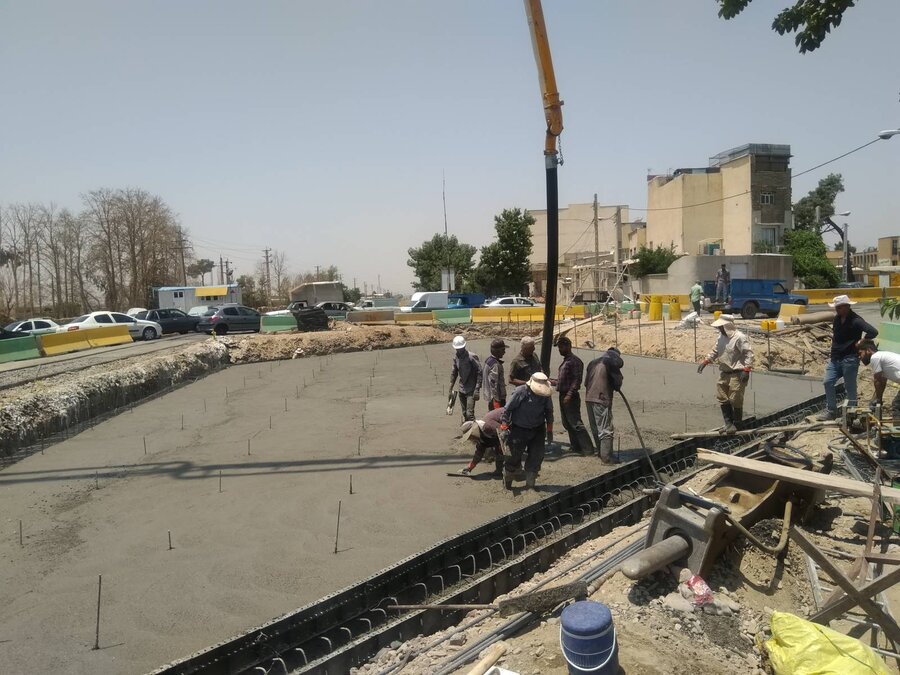 بخش شمالی عرشهٔ B1 در تقاطع بلوار شیخ‌آباد با ریل راه آهن بتن‌ریزی شد