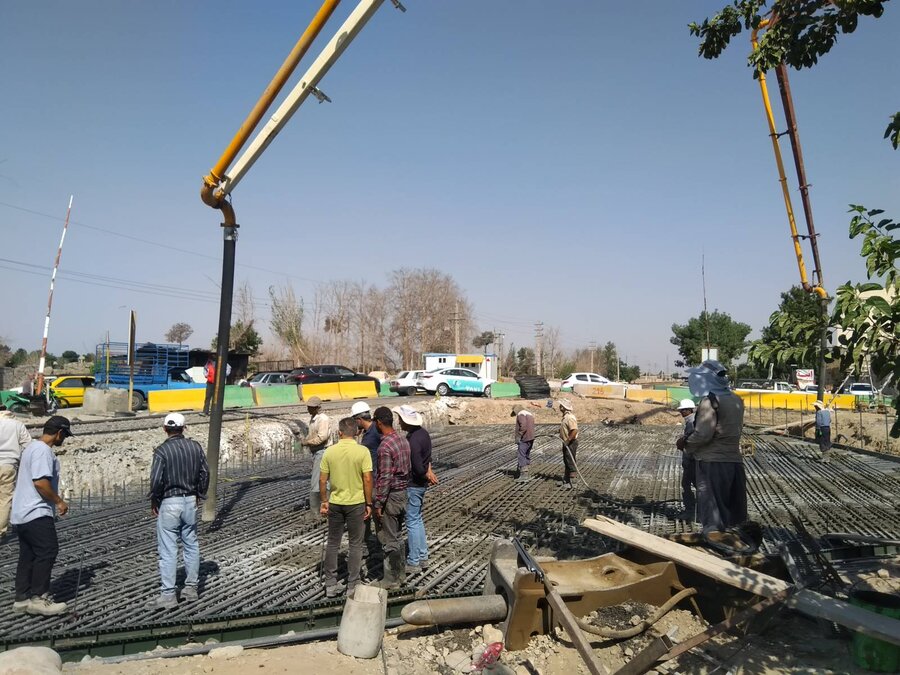 بخش شمالی عرشهٔ B1 در تقاطع بلوار شیخ‌آباد با ریل راه آهن بتن‌ریزی شد