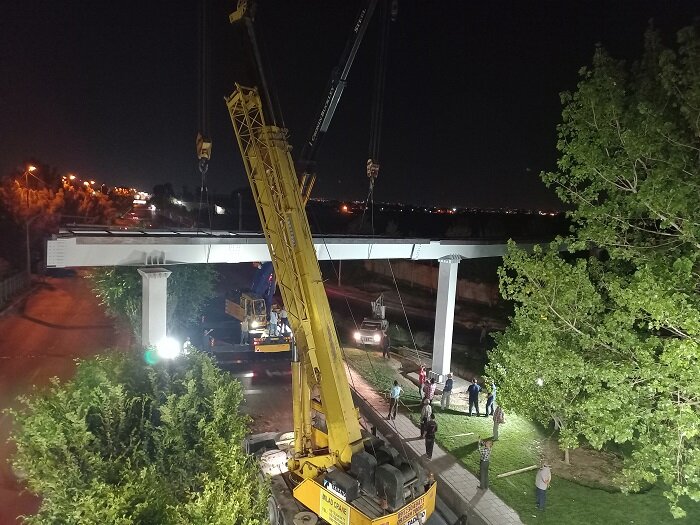 نصب پل عابر پیاده در جاده محمدشهر برای ایمن‌سازی تردد شهروندان