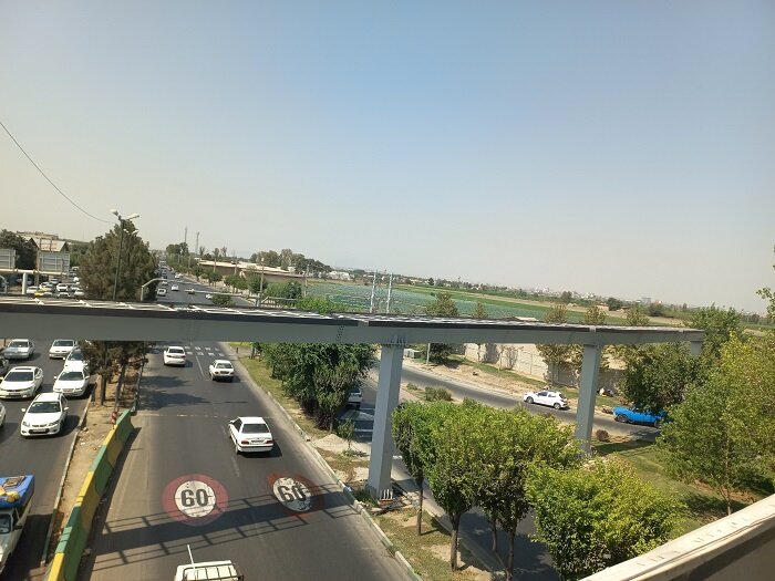 نصب پل عابر پیاده در جاده محمدشهر برای ایمنسازی تردد شهروندان