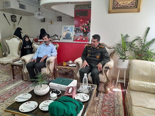 دیدار صمیمی رئیس سازمان بسیج شهرداری کرج با خانواده‌های معظم شهدای جنگ رمضان