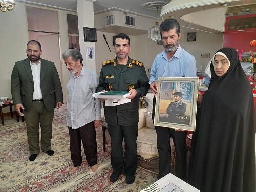 دیدار صمیمی رئیس سازمان بسیج شهرداری کرج با خانواده‌های معظم شهدای جنگ رمضان