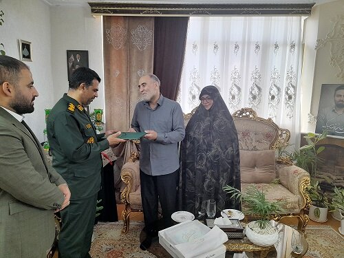 دیدار صمیمی رئیس سازمان بسیج شهرداری کرج با خانواده‌های معظم شهدای جنگ رمضان