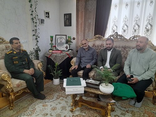 دیدار صمیمی رئیس سازمان بسیج شهرداری کرج با خانوادههای معظم شهدای جنگ رمضان