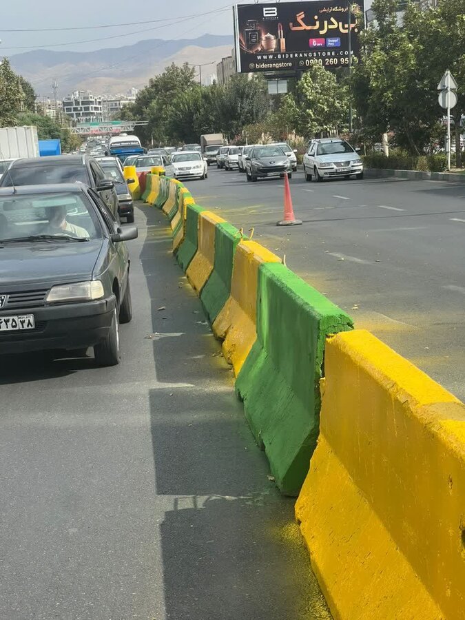 رنگآمیزی و ساماندهی جداکنندههای هدایت مسیر در بلوار جمهوری