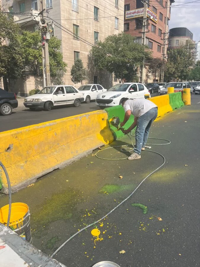 رنگ‌آمیزی و ساماندهی جداکننده‌های هدایت مسیر در بلوار جمهوری