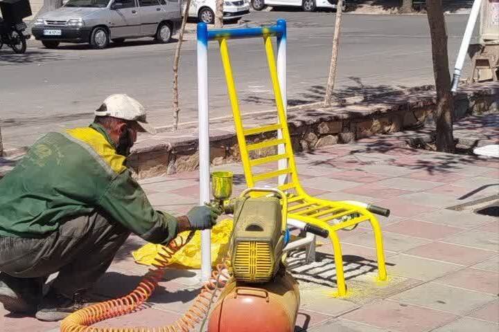 بهسازی گسترده بوستان های منطقه ۵ کرج؛ ازرنگ آمیزی تجهیزات تا کاشت گل های فصلی
