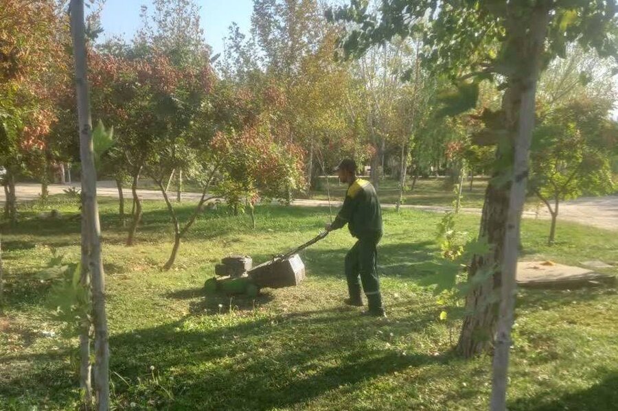 بهسازی گسترده بوستان های منطقه ۵ کرج؛ ازرنگ آمیزی تجهیزات تا کاشت گل های فصلی