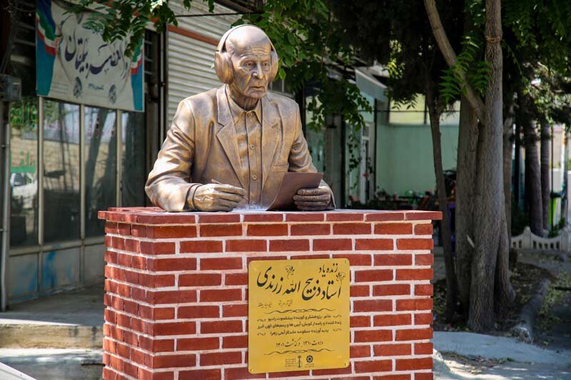تندیس گوینده پیشکسوت رادیو البرز در زادگاهش نصب شد