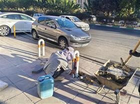 نصب راه‌بند در پیاده‌راه ۴۵ متری کاج برای جلوگیری از توقف خودروها