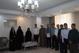 رئیس سازمان آتش‌نشانی کرج با خانواده شهید محمدحسن رحیمی دیدار کرد