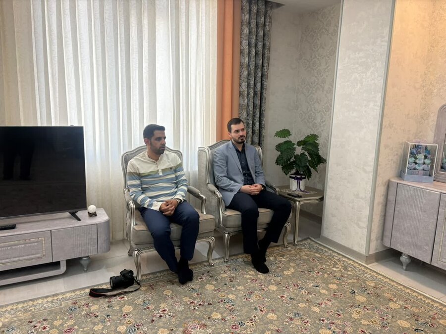 رئیس سازمان آتشنشانی کرج با خانواده شهید محمدحسن رحیمی دیدار کرد