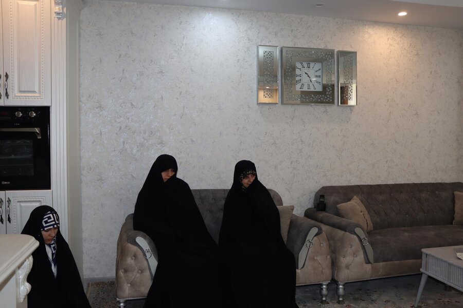 رئیس سازمان آتش‌نشانی کرج با خانواده شهید محمدحسن رحیمی دیدار کرد