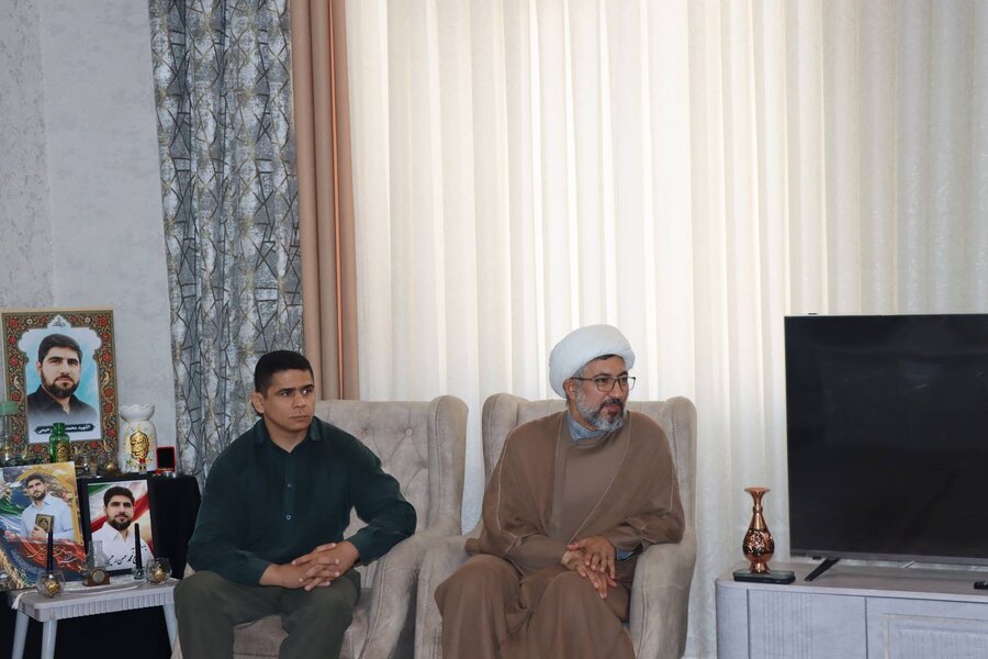 رئیس سازمان آتشنشانی کرج با خانواده شهید محمدحسن رحیمی دیدار کرد