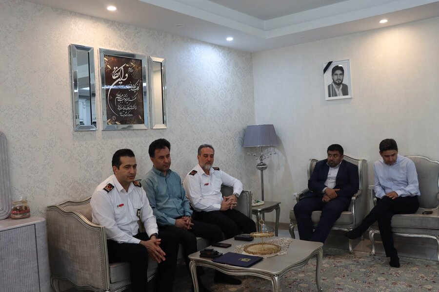 رئیس سازمان آتش‌نشانی کرج با خانواده شهید محمدحسن رحیمی دیدار کرد