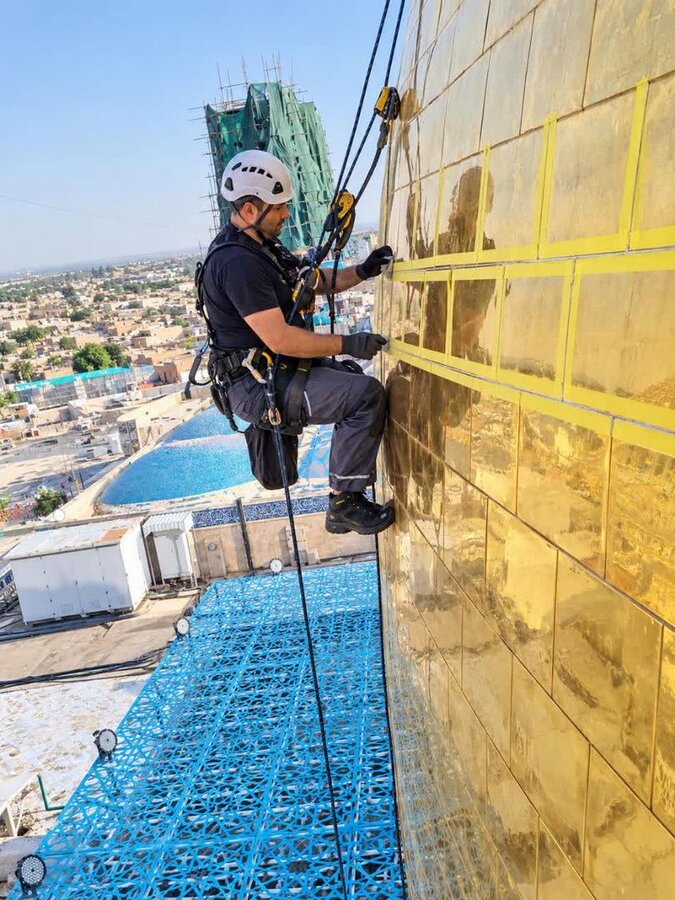 خادمان ایمنی در خدمت حریم ولایت؛ ترمیم گنبد مطهر امامین عسکریین (ع) با مشارکت آتشنشانان کرج
