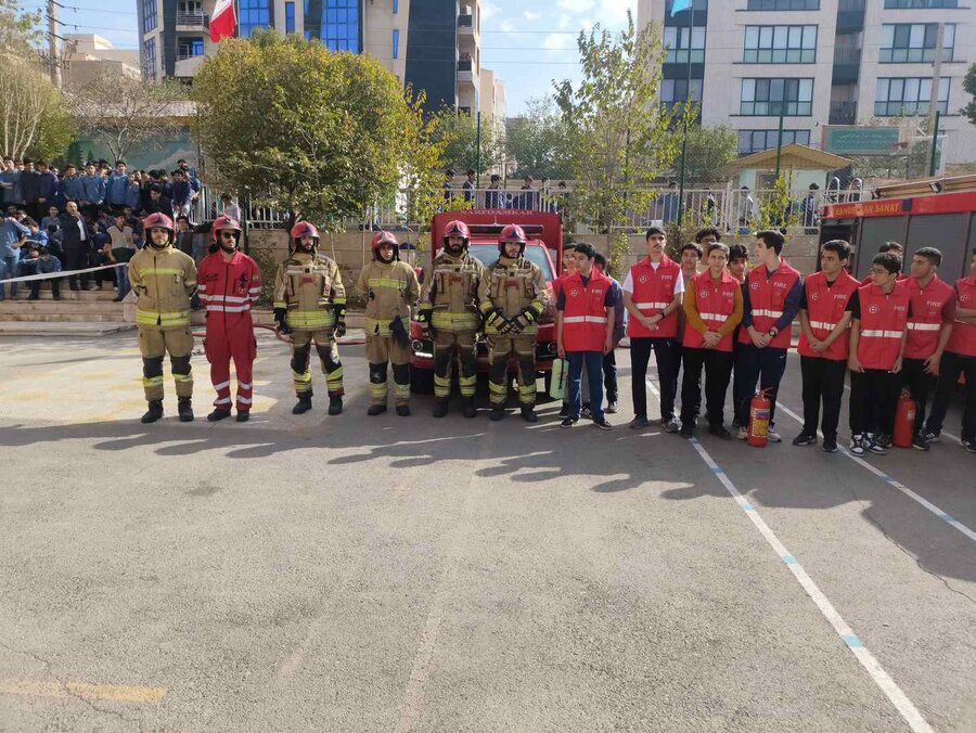 آتشنشانان کرج در مانور پدافند غیرعامل مدارس مشارکت کردند