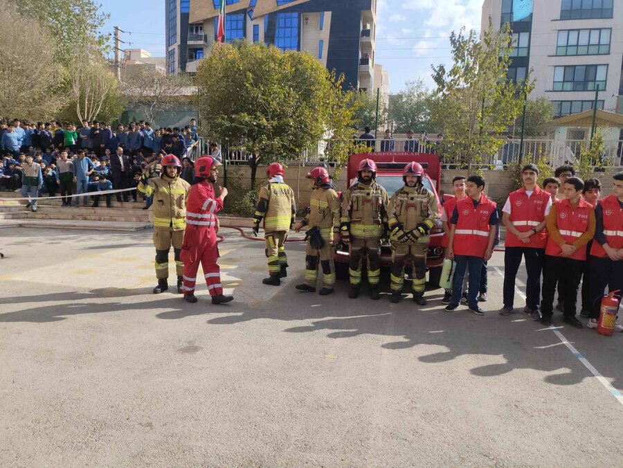 آتشنشانان کرج در مانور پدافند غیرعامل مدارس مشارکت کردند